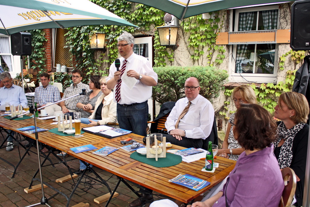 Der Stadtverbandsvorsitzende Robert Blömer mit den Gästen